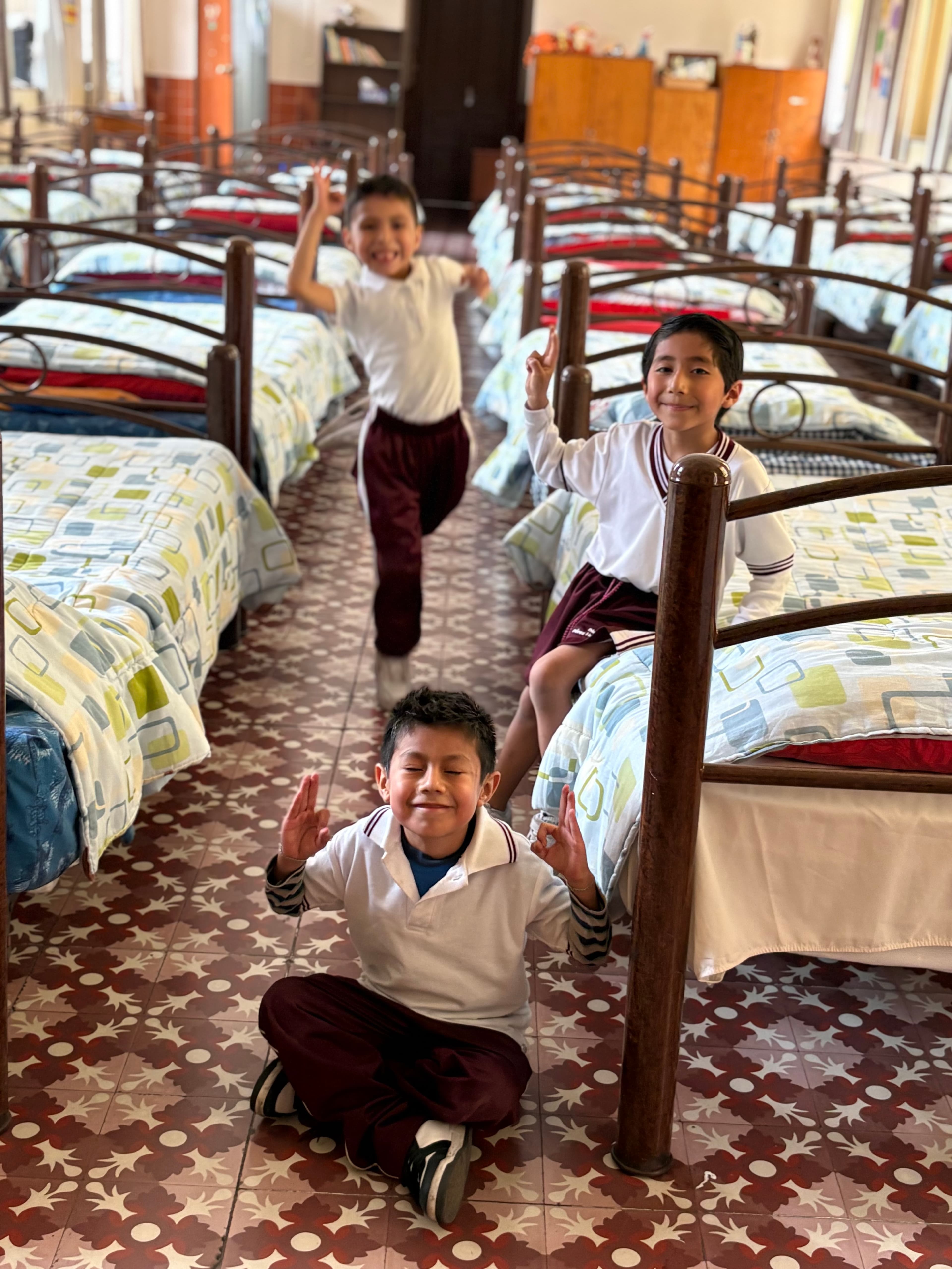 Grupo de niños con voluntarios