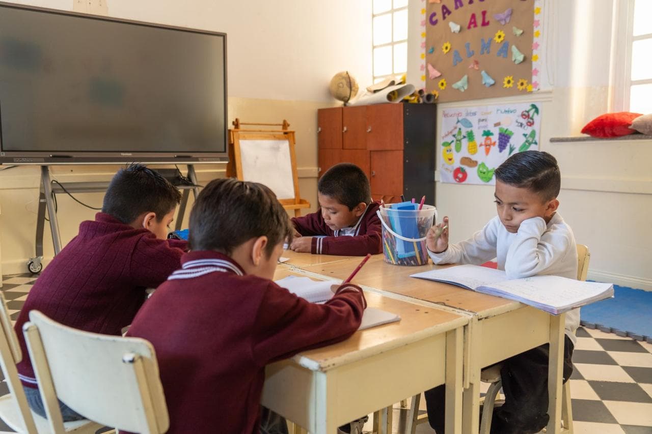 Niños estudiando en el salón de clases