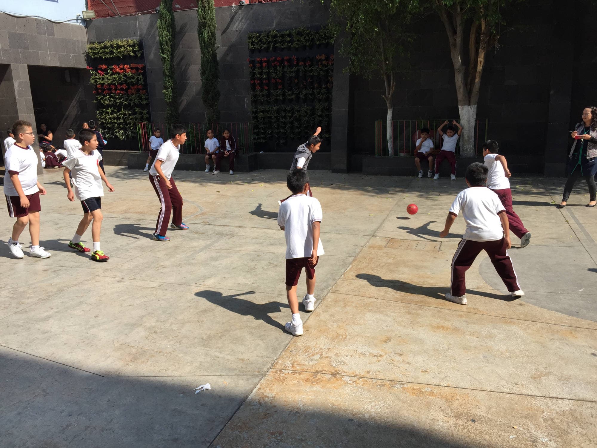 Niños jugando fútbol
